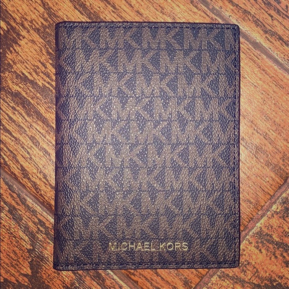 *BRAND NEW* Michael Kors Passport holder - Picture 1 of 7